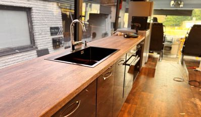 Die Küchenzeile ist bereits verbaut.