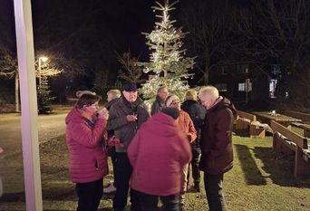 Die zahlreichen Besucher genossen die besinnliche Zeit auf dem Dorfplatz.