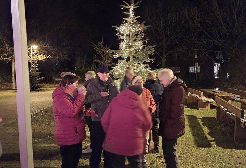 Die zahlreichen Besucher genossen die besinnliche Zeit auf dem Dorfplatz.
