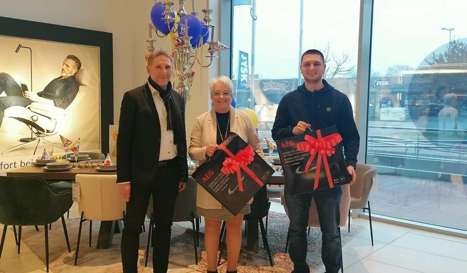 Geschäftsführer Stefan Fromme mit zwei der glücklichen Gewinner:innen Manuela Grabowski und Tobias Haar (v.l.)