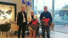 Geschäftsführer Stefan Fromme mit zwei der glücklichen Gewinner:innen Manuela Grabowski und Tobias Haar (v.l.)