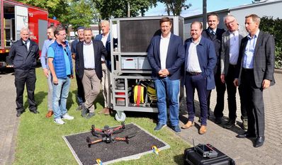 Feierstunde für eine Drohne und einen Rollcontainer mit Hochleistungspumpen.