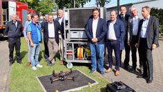 Feierstunde für eine Drohne und einen Rollcontainer mit Hochleistungspumpen.