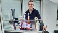 Freut sich über viele Anfragen: Uwe Vagts mit seiner mobilen Cocktailbar.