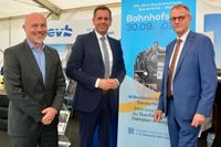 Arne Reinecker (li.) und Matthias Kohlmann (re.) von der IHK kamen mit Olaf Lies (Niedersächsischer Wirtschaftsminister) ins Gespräch.