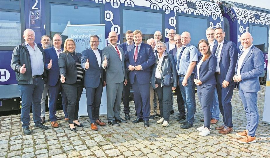 Viele geladene Gäste kamen mit evb-Geschäftsführer Christoph Grimm (6. v. li.) mit dem Wasserstoffzug in Bremervörde an.