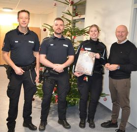 Bürgermeister Hannebacher nahm sich Zeit, um mit den Polizistinnen und Polizisten am Heiligabend ins Gespräch zu kommen.