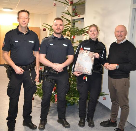 Bürgermeister Hannebacher nahm sich Zeit, um mit den Polizistinnen und Polizisten am Heiligabend ins Gespräch zu kommen.