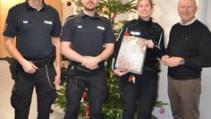 Bürgermeister Hannebacher nahm sich Zeit, um mit den Polizistinnen und Polizisten am Heiligabend ins Gespräch zu kommen.