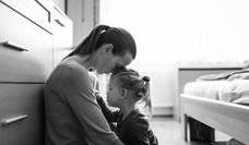 Trotz der Liebe zu ihren Kindern, darf auch eine Mutter erschöpft und überfordert sein.