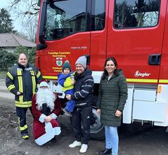 Der kleine Yari freut sich über den Besuch des Mannes mit dem weißen „Rauschebart“.