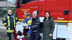 Der kleine Yari freut sich über den Besuch des Mannes mit dem weißen „Rauschebart“.