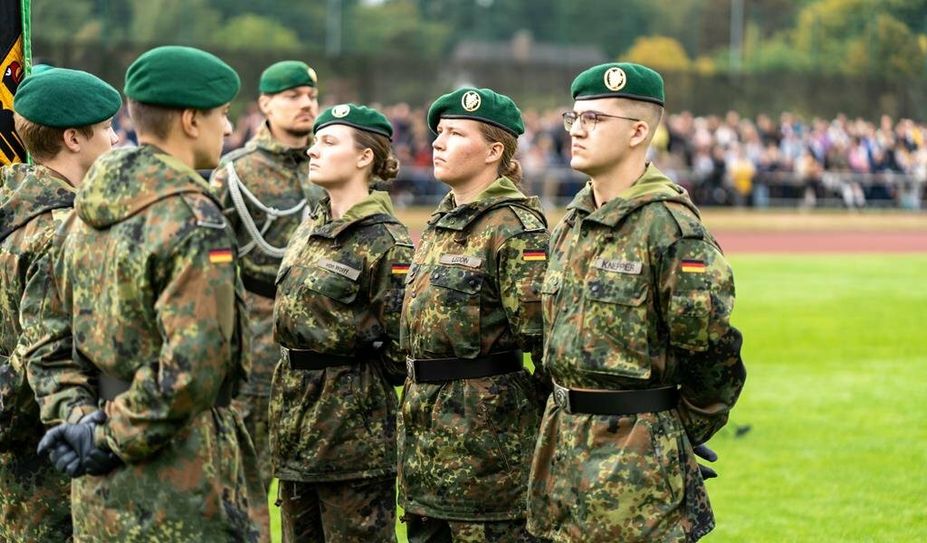 Insgesamt 200 Rekruten und Rekrutinnen legten gemeinsam mit Daria Leddin (2. v. re.) ihren Eid ab.