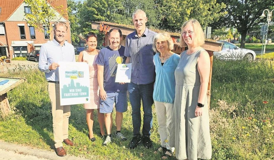 Bürgermeister Guido Dieckmann (links) und die Aktiven freuen sich über die erneute Auszeichnung.