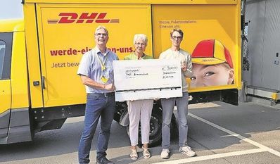 (v. l.) Holger Stahnke, karin Brünjes von der Tafel Bremervörde und der Auszubildende Justin Schindler,