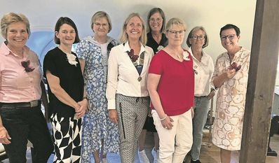 Ist stolz das neue Amtsjahr des inner Wheel Clubs zu leiten: Ulrike Schloen (4.v.l.).