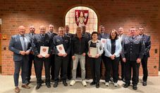 Bürgermeister Michael Hannebacher (links) sprach den Feuerwehrleuten seinen Dank für ihren Einsatz aus.