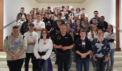 Andreas Mattfeldt mit Schüler:innen bei einem Besuch im Bundestag. Der CDU-Abgeordnete wirbt für die Juniorwahl, die in der Woche vor der Bundestagswahl stattfindet.