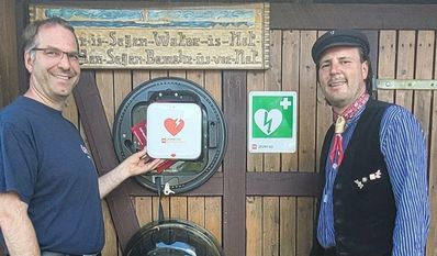 Olaf Holz vom DRK Worpswede (links) und Rüdiger Heiß von den Adolphsdorfer Torfschiffern sind froh, für den Notfall bereit zu sein.