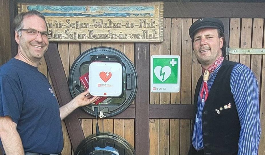 Olaf Holz vom DRK Worpswede (links) und Rüdiger Heiß von den Adolphsdorfer Torfschiffern sind froh, für den Notfall bereit zu sein.