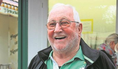 Ludwig Wätjen beim Promi-Losverkauf der Klosterholz Tombola im Jahr 2015. Foto: Archiv (ek)
