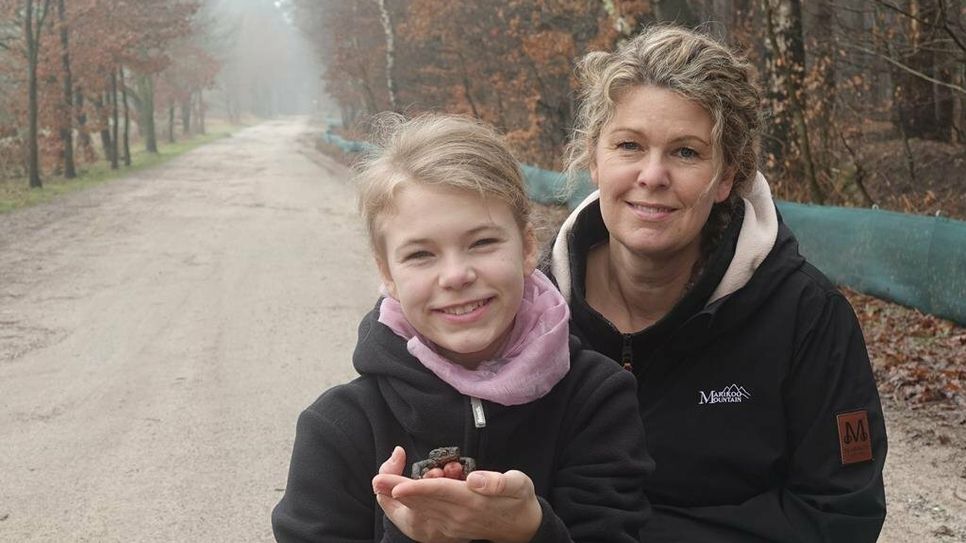 Melanie Rußmeyer und ihre Tochter Marie befördern die hilflosen Tiere sicher über die Straße.