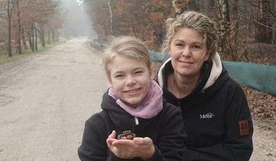 Melanie Rußmeyer und ihre Tochter Marie befördern die hilflosen Tiere sicher über die Straße.