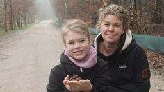 Melanie Rußmeyer und ihre Tochter Marie befördern die hilflosen Tiere sicher über die Straße.