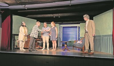 Iris Richters als „Geister-Ehefrau“ Susi, Matthias Razetti als Makler Markus Weber, Timon Mika Finke als Jungautor Simon Wilberg, Amelie Odia als seine Frau Felicitas und Ralf Frerichs als „Geister-Autor“ Jakob Kehlmann (von links). Foto: limo