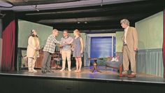 Iris Richters als „Geister-Ehefrau“ Susi, Matthias Razetti als Makler Markus Weber, Timon Mika Finke als Jungautor Simon Wilberg, Amelie Odia als seine Frau Felicitas und Ralf Frerichs als „Geister-Autor“ Jakob Kehlmann (von links). Foto: limo