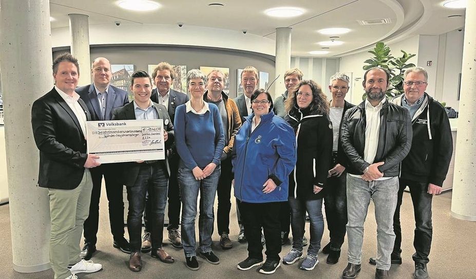Die Akteure der Vereine und Institutionen freuen sich über das Geld, das ihnen die Volksbank eG Osterholz Bremervörde zur Verfügung stellt.