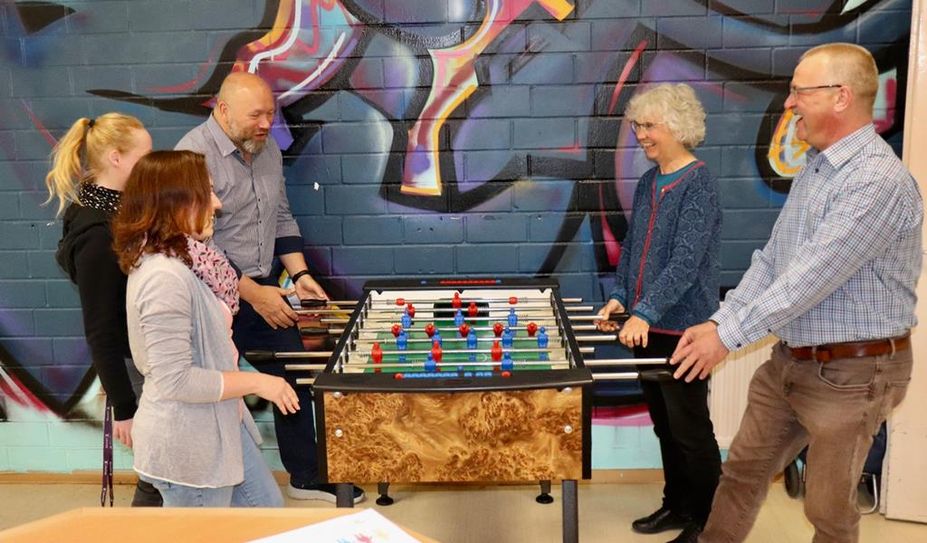 Carolin Ziese, Juliane Eipur, Torsten Haß (links) sowie Ulrike Baumheier und Dirk Kriese spielen den Kicker schon mal warm.