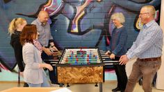 Carolin Ziese, Juliane Eipur, Torsten Haß (links) sowie Ulrike Baumheier und Dirk Kriese spielen den Kicker schon mal warm.