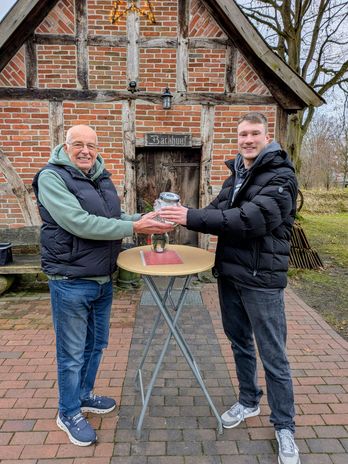Spendenübergabe vor dem Backhaus auf dem Frelsdorfer Brink mit Organisator Reiner Tanne (links) und Matthias von Glahn.