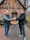 Spendenübergabe vor dem Backhaus auf dem Frelsdorfer Brink mit Organisator Reiner Tanne (links) und Matthias von Glahn.