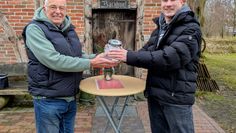 Spendenübergabe vor dem Backhaus auf dem Frelsdorfer Brink mit Organisator Reiner Tanne (links) und Matthias von Glahn.