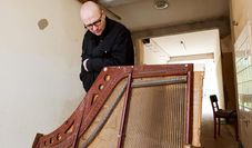 Ludger Henning belebt bei der creARTour ein totes Klavier wieder zum Leben.