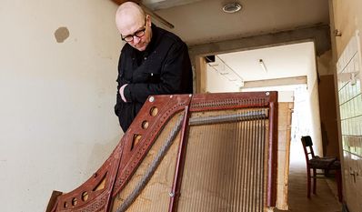 Ludger Henning belebt bei der creARTour ein totes Klavier wieder zum Leben.