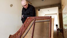 Ludger Henning belebt bei der creARTour ein totes Klavier wieder zum Leben.