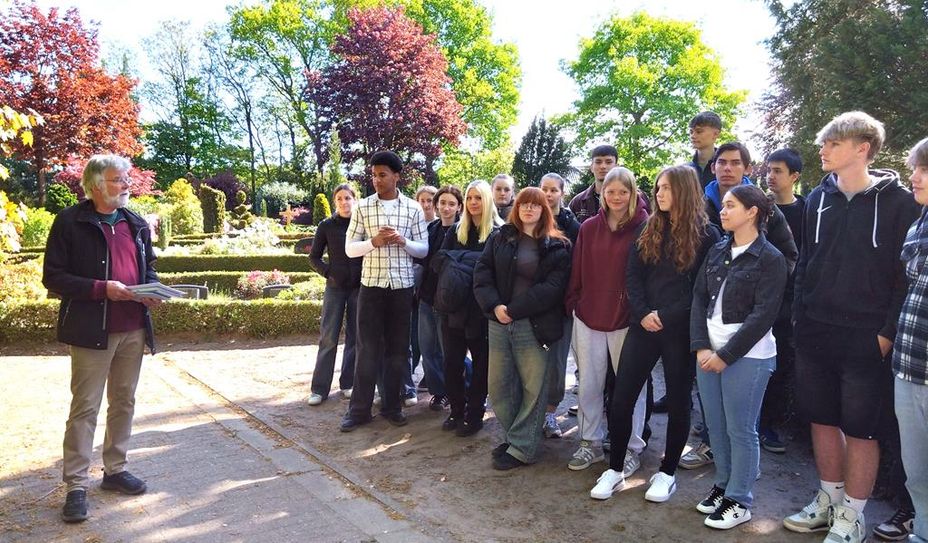 Gespannt und interessiert lauschten die Schüler:innen den Worten ihres Lehrers Wolfgang Weh.