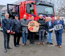 Die feierliche Schlüsselübergabe des Löschgruppenfahrzeugs LF 10 an die Heerstedter Feuerwehr.