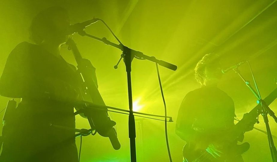 Laudare: Die Band mit E-Cello schuf eine klangliche Flucht in eine fast frühromantisch anmutende Sphäre, kippte aber nicht in Kitsch, sondern in Post-Black-Metal. (Mehr Bilder vom Festival in der Online Version.)