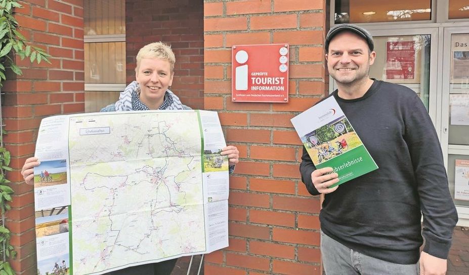 Geschäftsführer Benjamin Bünning und Barbara Norden stellen die neuen Magazine vor.