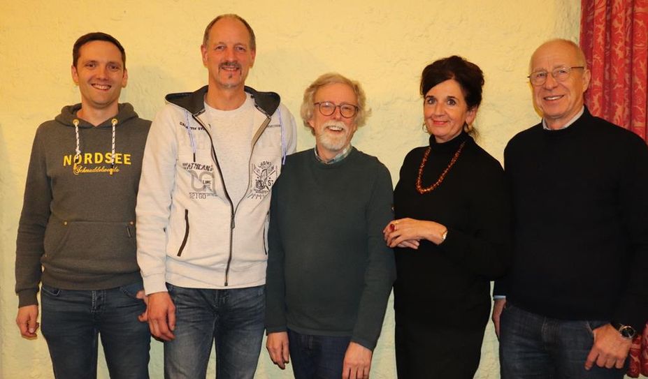 Tim Behrmann (UWG), Bernd Rugen (Die Linke), Jochen Semken (UWG) Susanne Weichberger (Grüne) und Andreas Uphoff (SPD) suchen einen Bürgermeister für das Künstlerdorf.