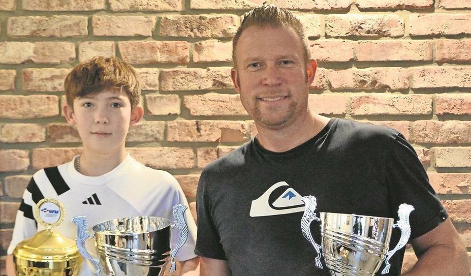 Tyler Hoops und sein Vater Patrick mit ihren Pokalen.