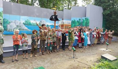 Ein letzter Applaus für die Darsteller:innen von Peter Pan, nun ist die Saison der Freilichtbühne für dieses Jahr vorbei. Foto: eb
