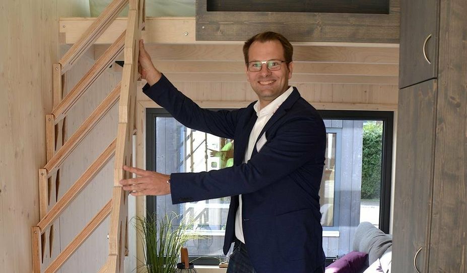 Christian Buck zeigt die klappbare Treppe in einem Buck-Tiny House.