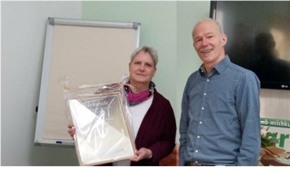 Kerstin Hadeler nimmt die Glückwünsche zu Ihrem Dienstjubiläum vom Uwe Schmidt entgegen.