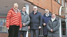 Sowohl die Mitarbeitenden der Sparkasse als auch die des Landkreises sind froh über den Kauf.