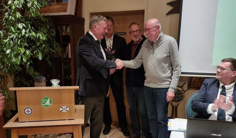 V.l.: 1. Vorsitzender Fritjof Schumacher; Jugendwart Hans-Dieter Viebrock; 2. Vorsitzender Hartmut Zagermann; Uwe Steenken; sitzend: Schatzmeister Ingo John). Foto: eb